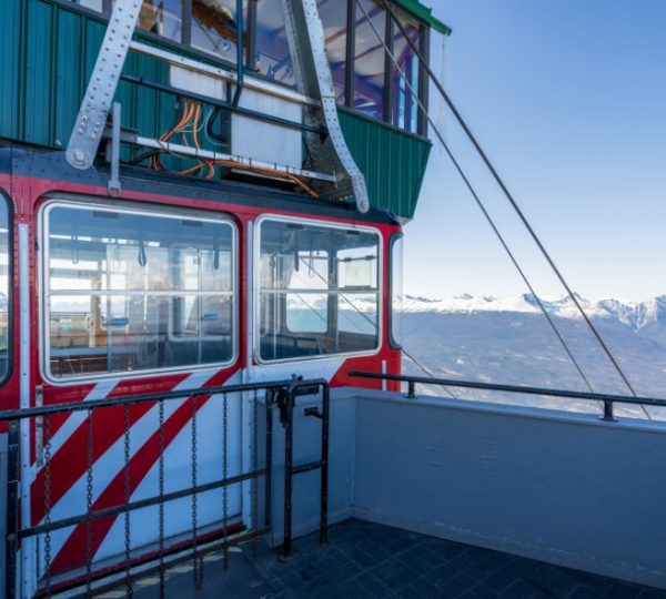 Skytram in Jasper mit rotem und grünem Kabinenbereich und Berglandschaft im Hintergrund. Kanada-Rundreise