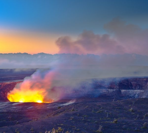 Ein Vulkan mit glühender Lava und Rauch im Nationalpark bei Sonnenuntergang. Kanada-Rundreise