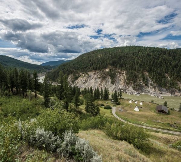 Blick auf eine Landschaft mit Hügeln, Bäumen und einem Fluss in der Nähe von Williams Lake, Westkanada. Kanada-Rundreise