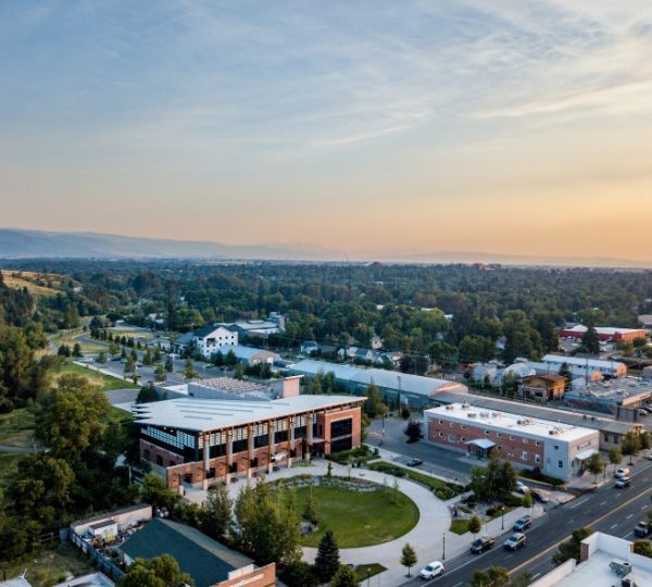 Luftaufnahme von Bozeman, Montana, mit Gebäuden und Bäumen in der Umgebung. Kanada-Rundreise