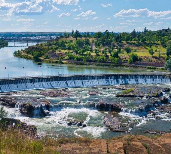 Wasserfall mit fließendem Wasser und umliegender Landschaft in Great Falls, Montana. Kanada-Rundreise