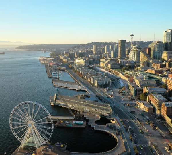 Luftaufnahme von Seattle mit dem Seattle Great Wheel und der Waterfront im Vordergrund. Kanada-Rundreise