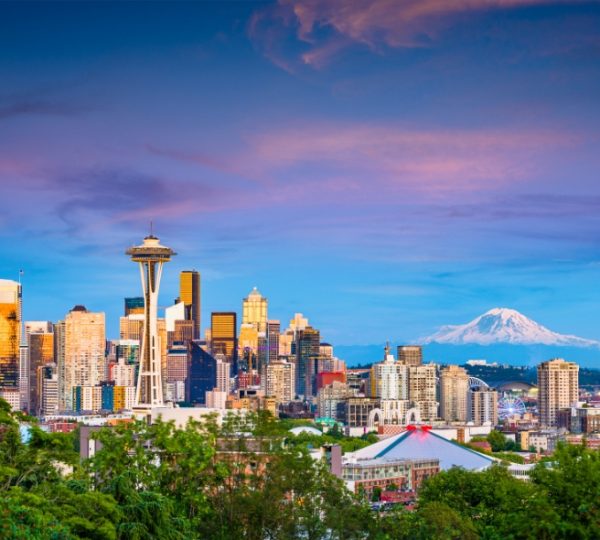 Stadtansicht von Seattle mit dem Space Needle und Mount Rainier im Hintergrund. Kanada-Rundreise