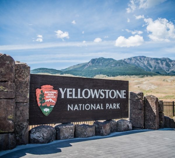 Eingangsschild von Yellowstone National Park mit dem Logo des National Park Service. Kanada-Rundreise