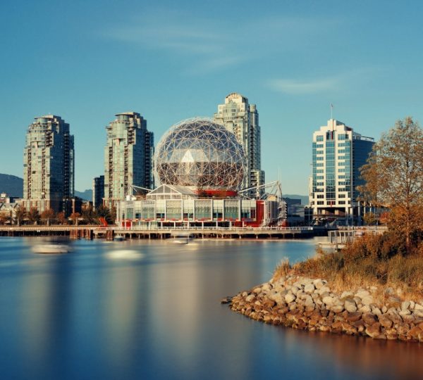 Wasserturm in Vancouver mit modernen Gebäuden im Hintergrund und Wasser im Vordergrund. Kanada-Rundreise