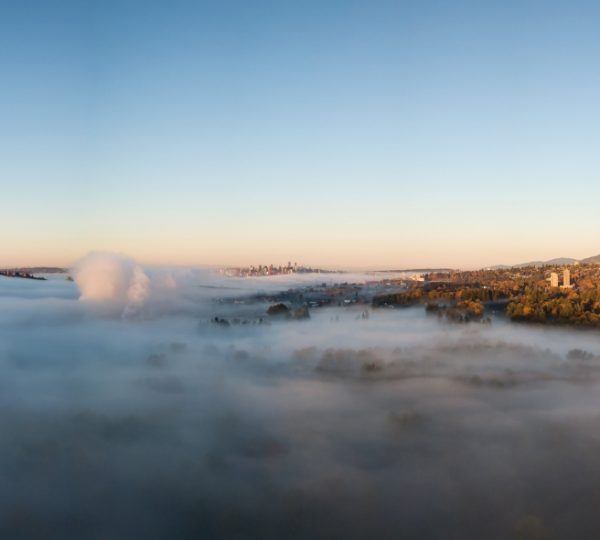 Panoramablick auf die Stadt Vancouver mit Nebel über den umliegenden Landschaften bei Sonnenaufgang. Kanada-Rundreise