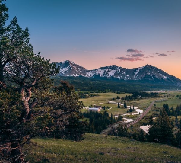 Berglandschaft mit schneebedeckten Gipfeln und einem Tal im Vordergrund. Kanada-Rundreise