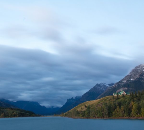 Panoramablick auf eine Landschaft mit Bergen, Wasser und bewaldeten Ufern. Kanada-Rundreise