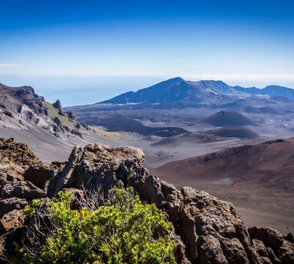 Blick auf die vulkanische Landschaft von Haleakalā auf Maui mit Bergen und Kratern. Kanada-Rundreise