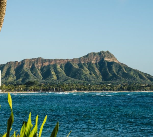 Diamond Head, ein erloschener Vulkan in Honolulu, mit grünen Hängen und klarem Himmel im Hintergrund. Kanada-Rundreise