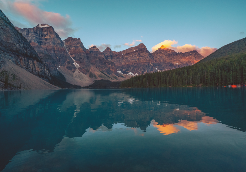 Lake Louise in Kanada bei Sonnenaufgang. 