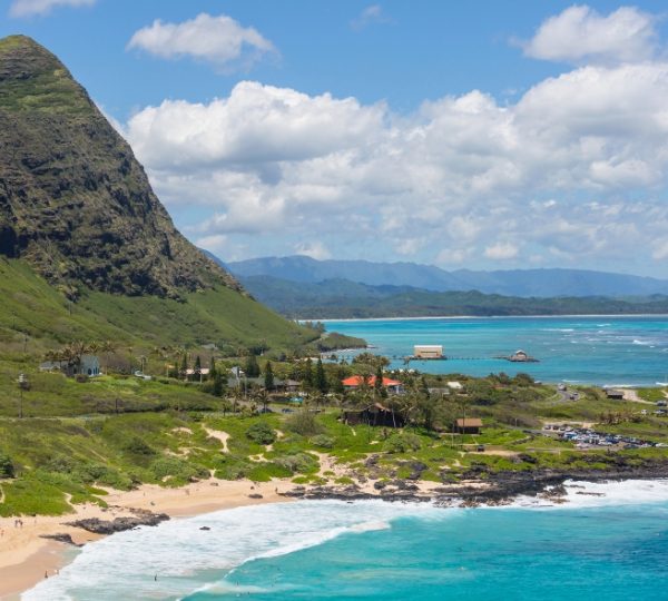 Küstenlandschaft von Oahu mit einem Berg im Hintergrund und einem Strand im Vordergrund. Kanada-Rundreise