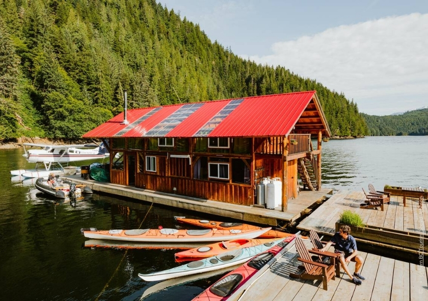 Holzhütte am Wasser mit Kajaks an der Khutzeymateen Lodge.