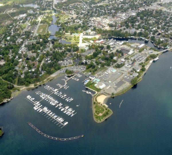 Luftaufnahme von Gananoque mit Hafen, Bootsanleger und umliegenden Wohngebieten in Ontario, Kanada. Kanada-Rundreise