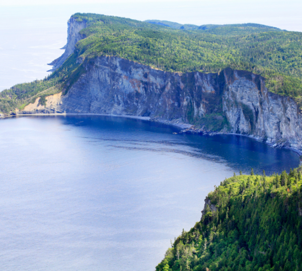 Küstenlinie mit steilen Klippen und bewaldeten Hängen in Gaspésie, Ostkanada. Kanada-Rundreise