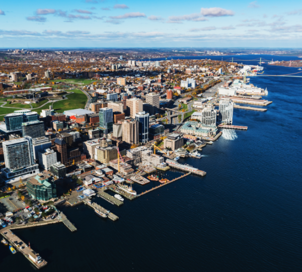 Luftaufnahme der Stadt Halifax mit Blick auf den Hafen und die Skyline von Gebäuden am Wasser. Kanada-Rundreise