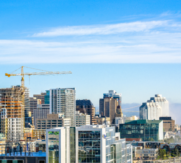 Stadtansicht von Halifax mit modernen Gebäuden und einem Baukran im Vordergrund. Kanada-Rundreise