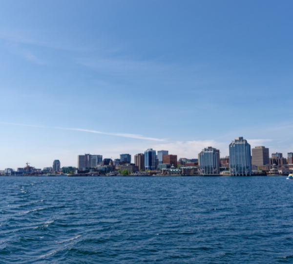 Blick auf die Skyline von Halifax mit modernen Gebäuden und Wasser im Vordergrund. Kanada-Rundreise