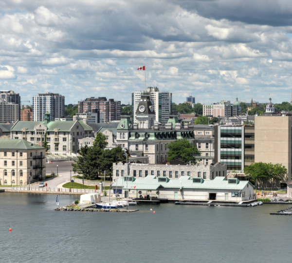 Blick auf die Stadt Kingston in Ontario mit historischen Gebäuden und modernen Strukturen am Wasser. Kanada-Rundreise