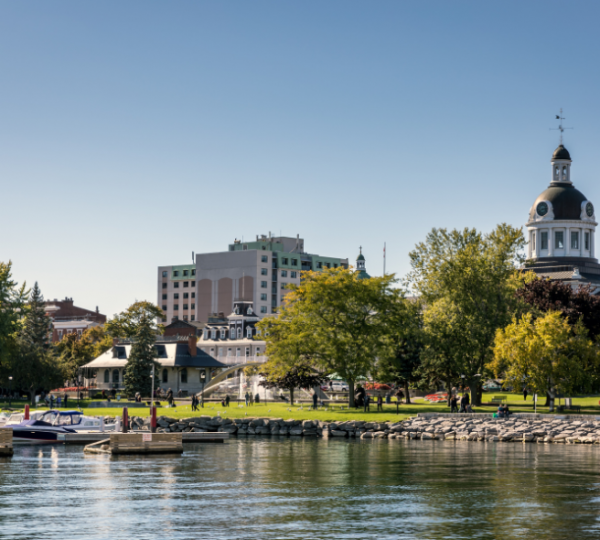 Blick auf die Stadt Kingston mit Wasserfront und historischen Gebäuden im Hintergrund. Kanada-Rundreise