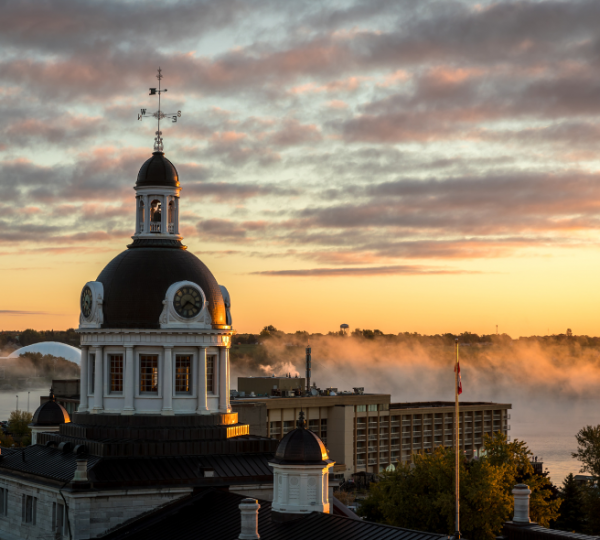 Dach der Stadthalle von Kingston mit einer Uhr und Wetterfahne, beleuchtet von der Morgensonne. Kanada-Rundreise