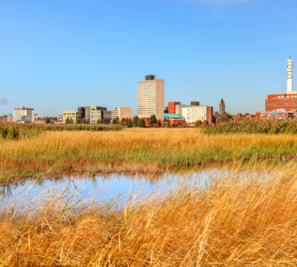 Stadtansicht von Moncton mit modernen Gebäuden und einem klaren Himmel im Hintergrund. Kanada-Rundreise