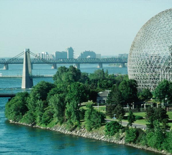 Biosphäre von Montreal mit einer Brücke im Hintergrund und Wasser im Vordergrund. Kanada-Rundreise