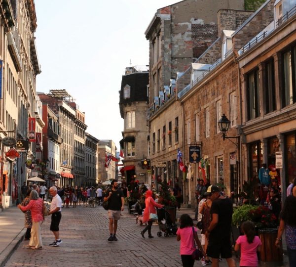 Blick auf eine belebte Straße im historischen Viertel von Montreal mit Menschen und Geschäften. Kanada-Rundreise