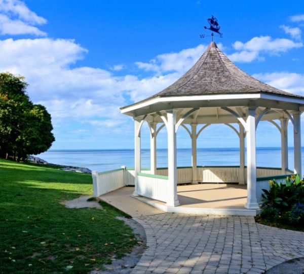 Weißer Pavillon mit einem schrägen Dach am Ufer des Wassers in Niagara-on-the-Lake. Kanada-Rundreise