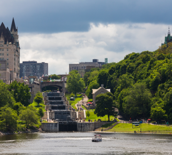 Blick auf die Kanäle und Schleusen in Ottawa mit einem Boot auf dem Wasser. Kanada-Rundreise