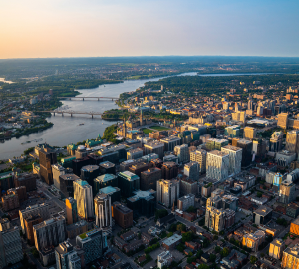 Luftaufnahme von Ottawa, die die Stadtlandschaft und den Ottawa-Fluss bei Sonnenuntergang zeigt. Kanada-Rundreise