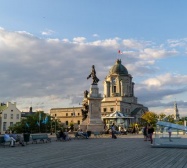 Auf einer Kanada Rundreise mit Mietwagen: Statue eines historischen Anführers vor einem Gebäude mit einer Kuppel in Quebec, Kanada. Kanada-Rundreise