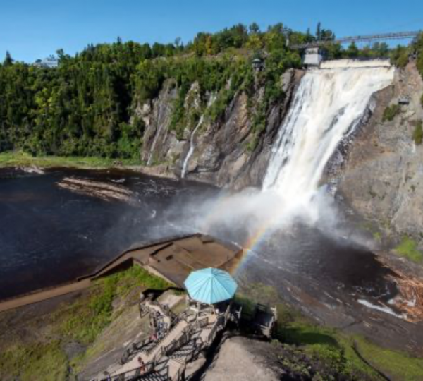 Montmorency Wasserfall mit Regenbogen und Aussichtsplattform in Quebec, Kanada. Kanada-Rundreise