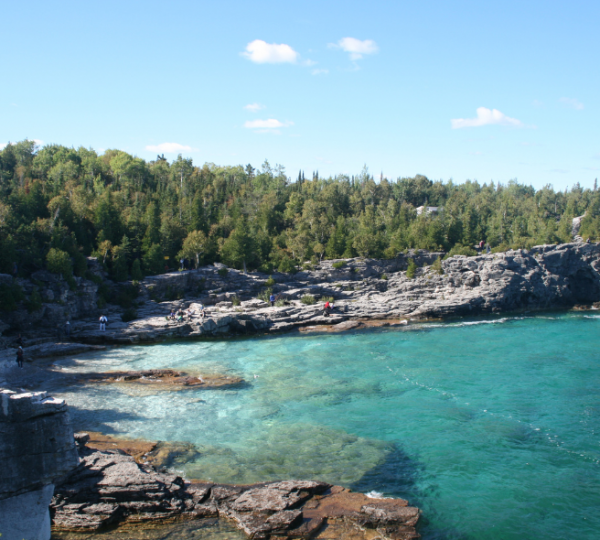 Küstenlandschaft mit klarem Wasser und felsigen Ufern in Tobermory, Kanada. Kanada-Rundreise