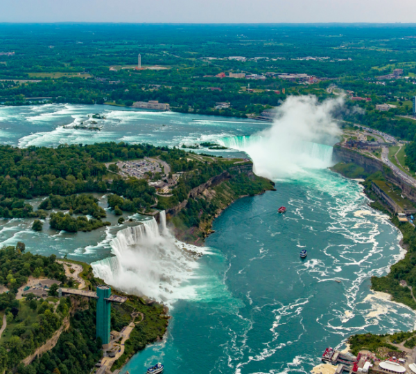 Luftaufnahme der Niagarafälle mit Wasserfällen und umgebender Landschaft. Kanada-Rundreise