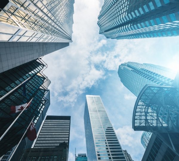Blick nach oben auf moderne Wolkenkratzer in Toronto unter einem klaren Himmel mit Wolken. Kanada-Rundreise