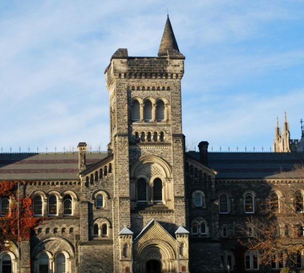 Historisches Gebäude mit einem markanten Turm und gotischen Elementen in Toronto, Kanada. Kanada-Rundreise