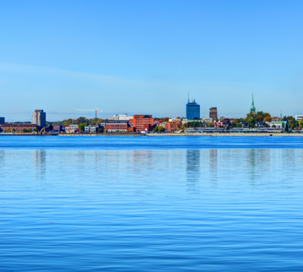 Panoramaansicht der Stadt Trois-Rivières mit klaren Himmel und ruhigem Wasser des Sankt-Lorenz-Stroms. Kanada-Rundreise