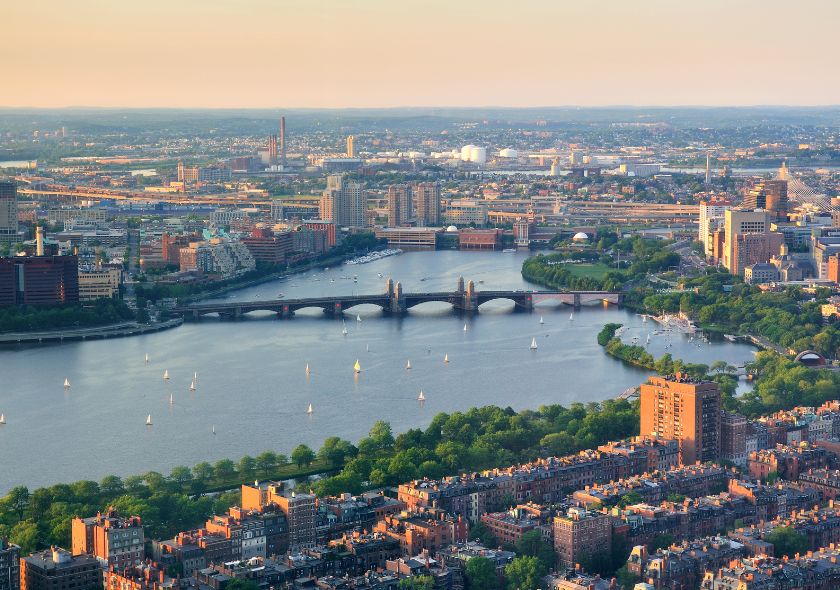 Kanada Ostküste Rundreise. Luftaufnahme von Boston mit dem Charles River, einer Brücke und Segelbooten auf dem Wasser. Kanada-Rundreise