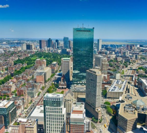 Luftansicht von Boston mit Wolkenkratzern und städtischer Architektur unter blauem Himmel. Kanada-Rundreise