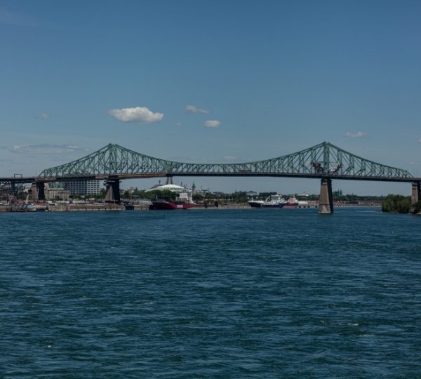 Jacques-Cartier-Brücke, eine grüne Stahlbrücke über den St. Lawrence River in Montreal, Kanada. Kanada-Rundreise