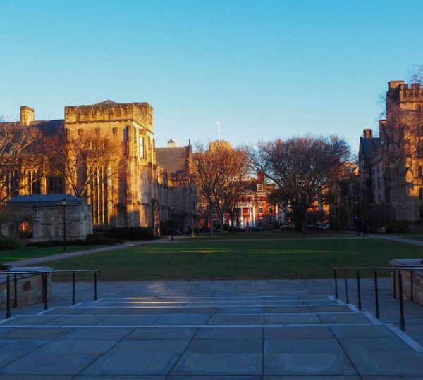 Historische Universitätsgebäude mit Sonnenlicht, die eine ruhige Atmosphäre schaffen. Kanada-Rundreise