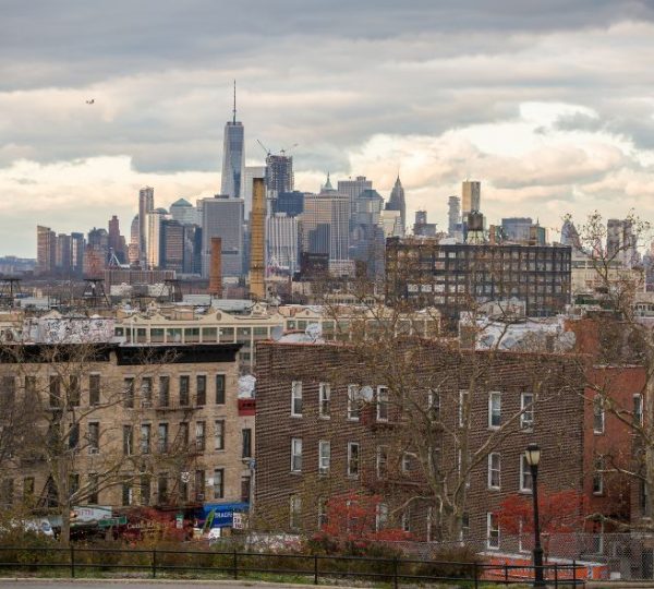 Blick auf die Skyline von New York City mit Wolkenkratzern und grauem Himmel. Kanada-Rundreise