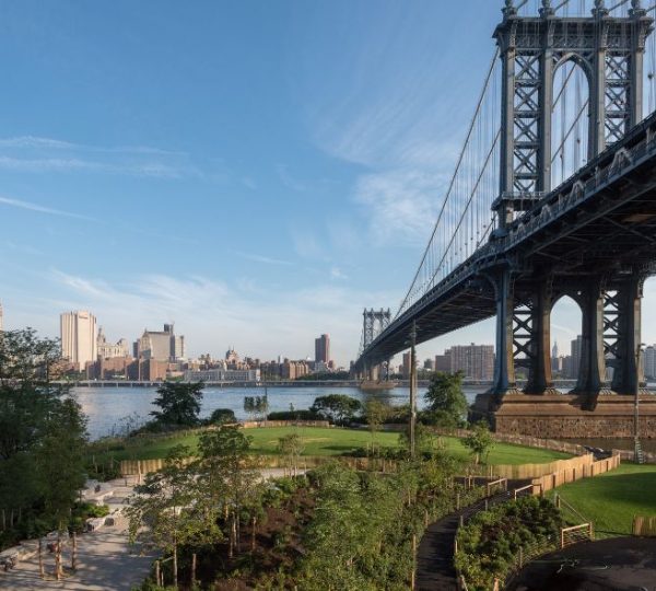 Brooklyn Bridge mit Blick auf die Skyline von Manhattan und den East River im Hintergrund. Kanada-Rundreise