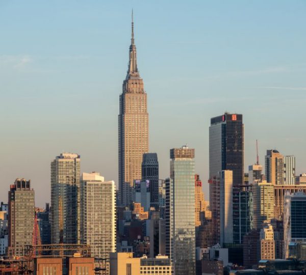 Skyline von New York City mit dem Empire State Building im Vordergrund und modernen Wolkenkratzern. Kanada-Rundreise