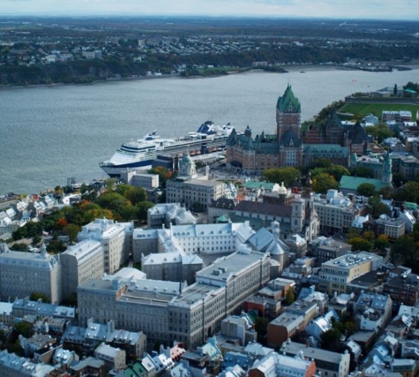 Luftaufnahme von Quebec City mit Blick auf die Altstadt und den St. Lorenz Strom. Kanada-Rundreise