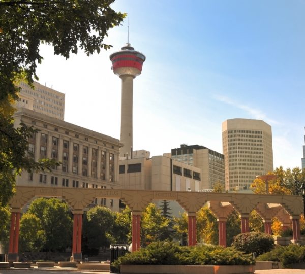 Calgary Tower, ein markantes Wahrzeichen in der Stadt Calgary, umgeben von modernen Gebäuden und Bäumen. Kanada-Rundreise