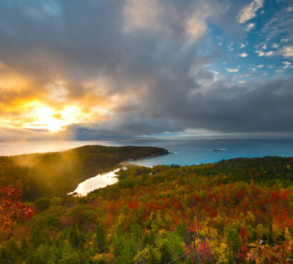 Acadia National Park Aussicht mit farbenfrohem Herbstlaub, Küste und sonnigem Himmel über Bar Harbor und umliegender Waldlandschaft Kanada-Rundreise