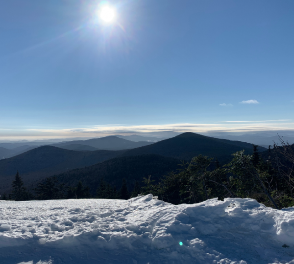 Killington Vermont, schneebedeckte Berglandschaft, sonniger Himmel, weite Waldkämme, winterliche Aussicht über die Berge Kanada-Rundreise