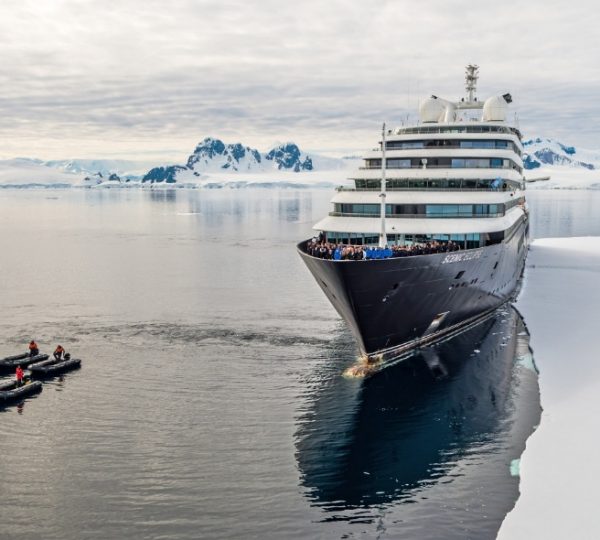 Luxus Kreuzfahrtschiff Scenic Eclipse in die Hudson Bay manövriert, eisige Küstenlandschaft, kleinere Boote am Rand, arktische Kulisse Kanada-Rundreise